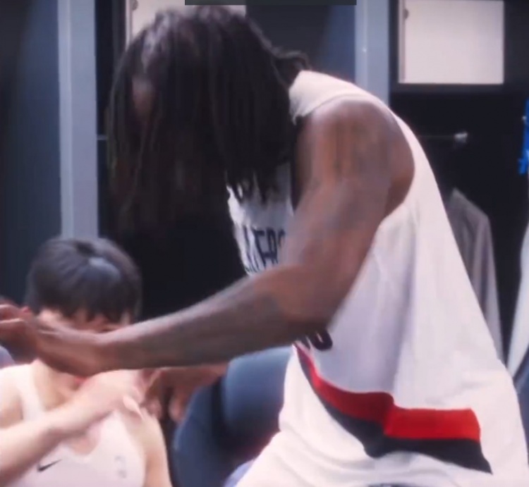 u8娱乐-暂列西部第八！罗威拉着杨瀚森在更衣室跳舞 庆祝胜利